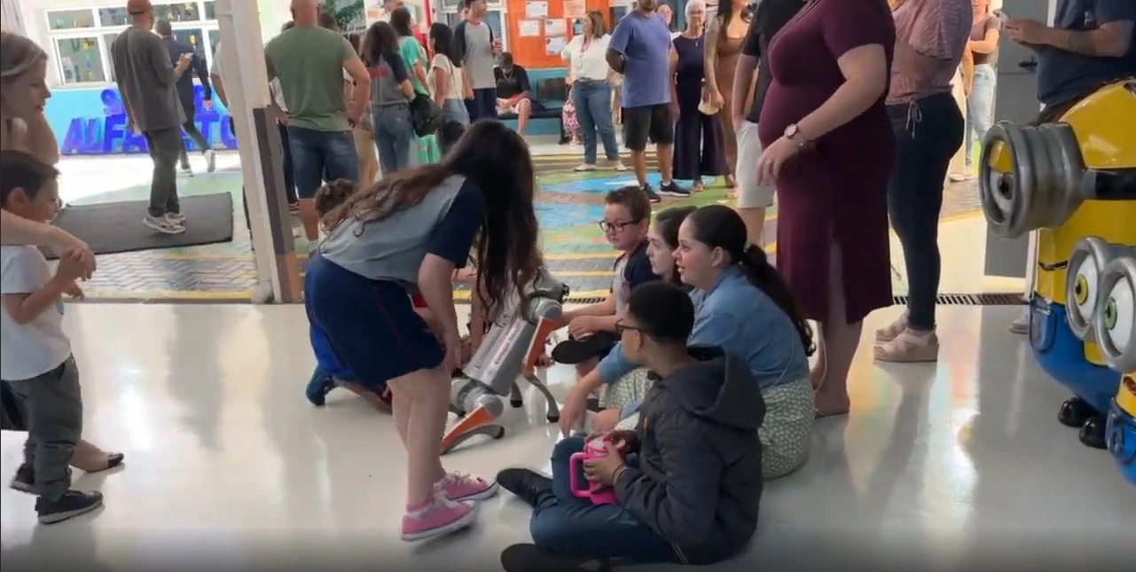 Cão robô executando movimentos